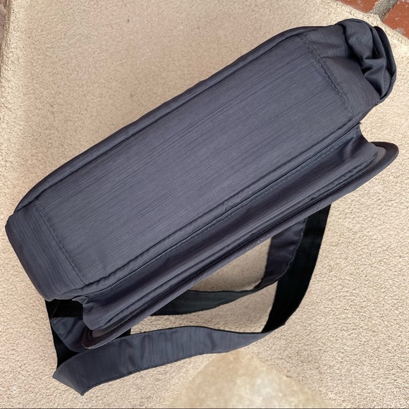 🆕Lug Wings Crossbody RFID Travel Bag | Gray - Picture 11 of 15